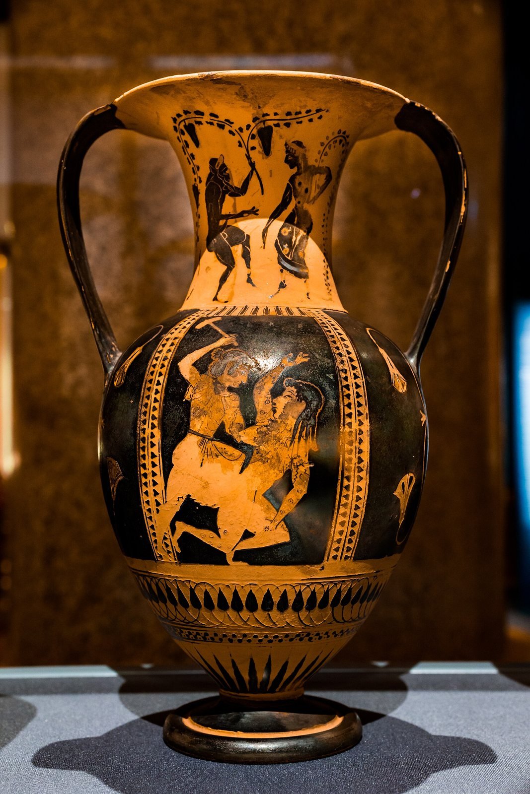 Athenian red-figure neck-amphora, about 520 BC. Dike (Justice) raises a hammer to strike Adikia (Injustice), and both women are named in painted letters.